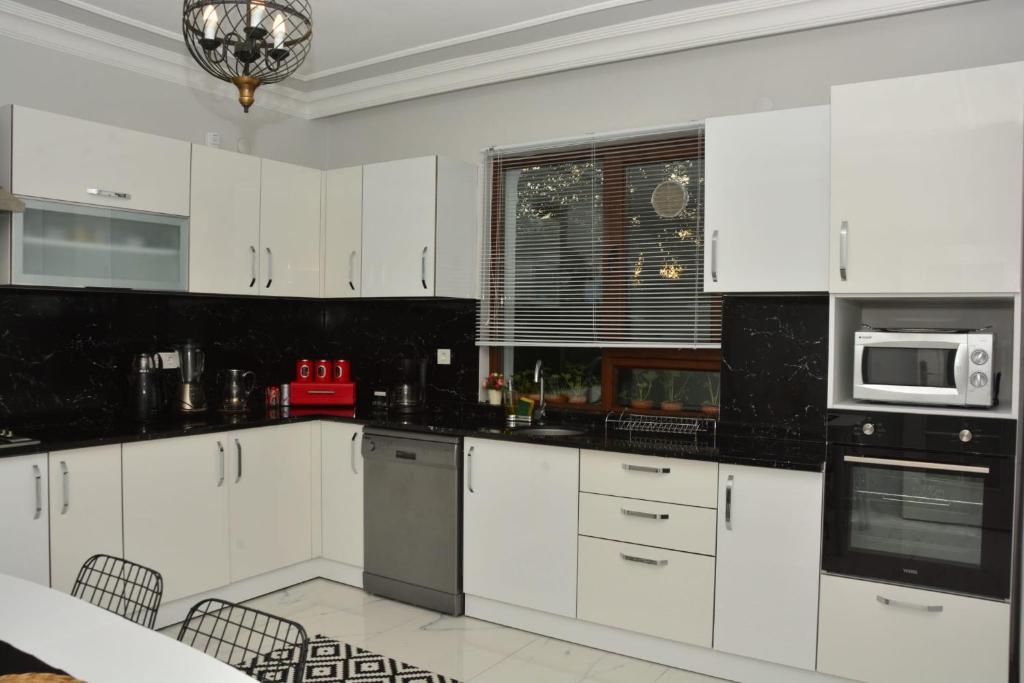 Kuchyň nebo kuchyňský kout v ubytování Villa Five Star