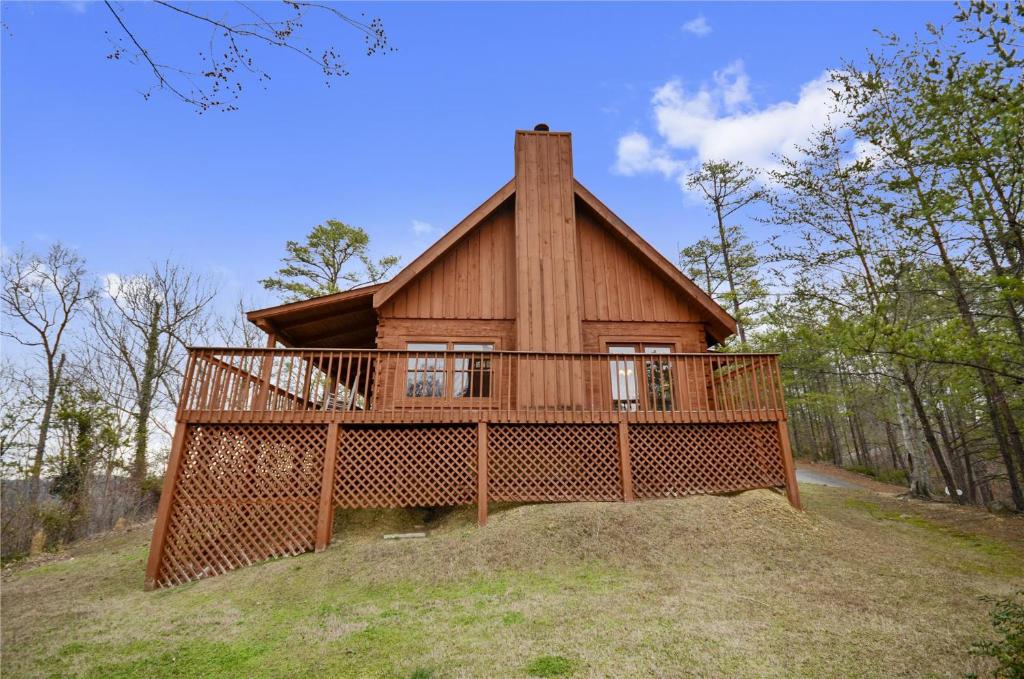 una casa grande en la cima de una colina en On Eagles Wings, en Pigeon Forge