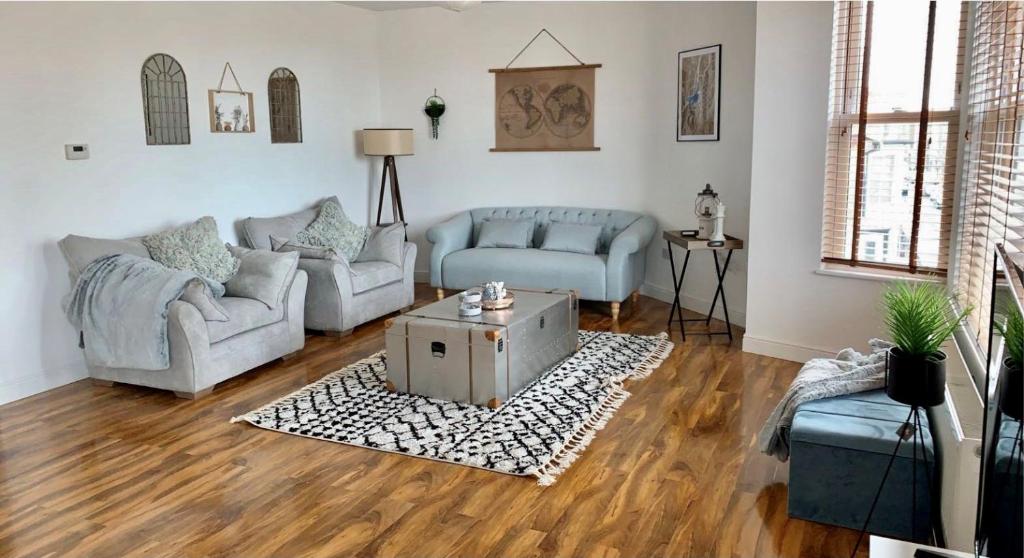 uma sala de estar com dois sofás e uma mesa em Penthouse, 2 Bedroom apartment em Great Yarmouth