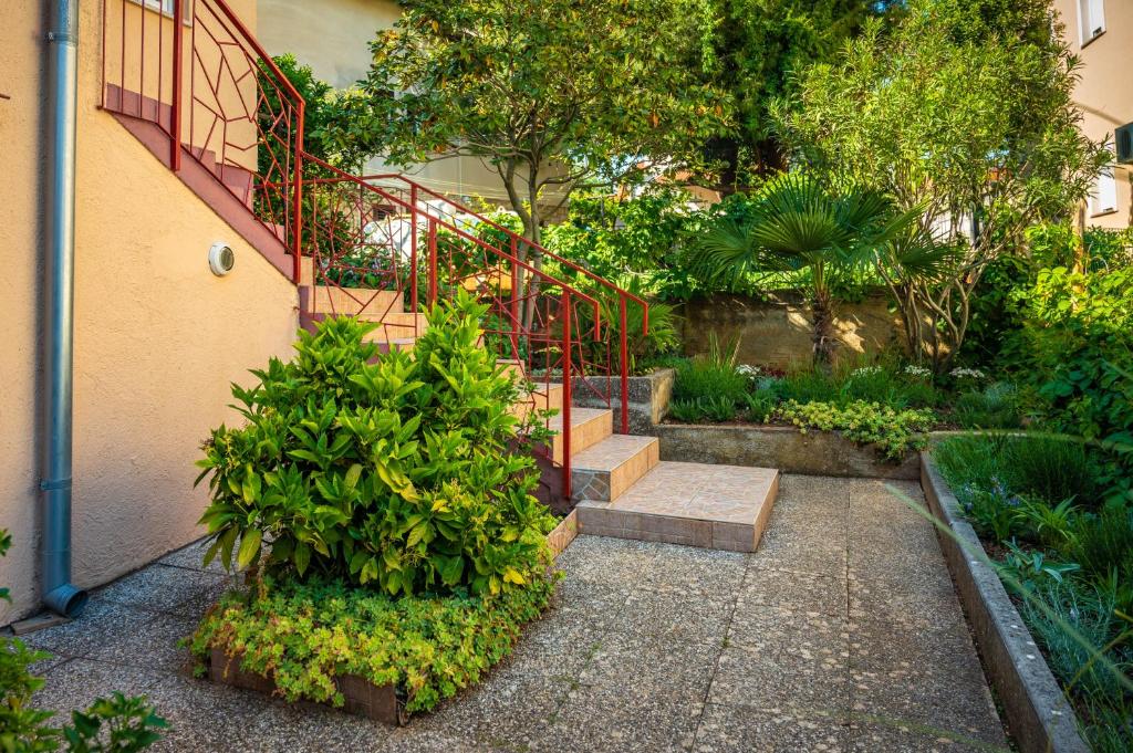 Ogród w obiekcie Apartment Axelle 50 METERS TO THE BEACH