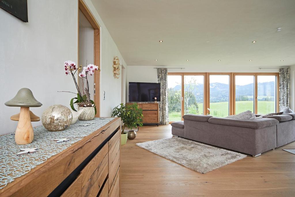 TV a/nebo společenská místnost v ubytování Elchegg - Chalet & Panorama-Loft