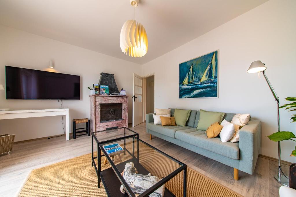 Telewizja i/lub zestaw kina domowego w obiekcie Apartment Axelle 50 METERS TO THE BEACH