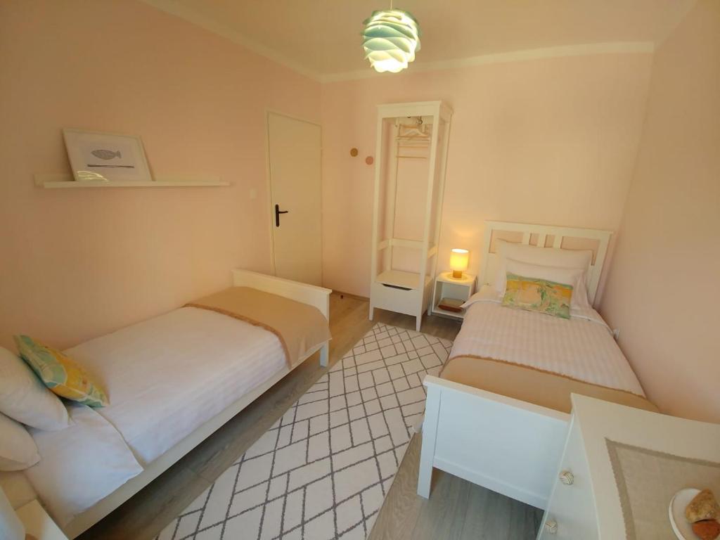 Łóżko lub łóżka w pokoju w obiekcie Apartment Axelle 50 METERS TO THE BEACH