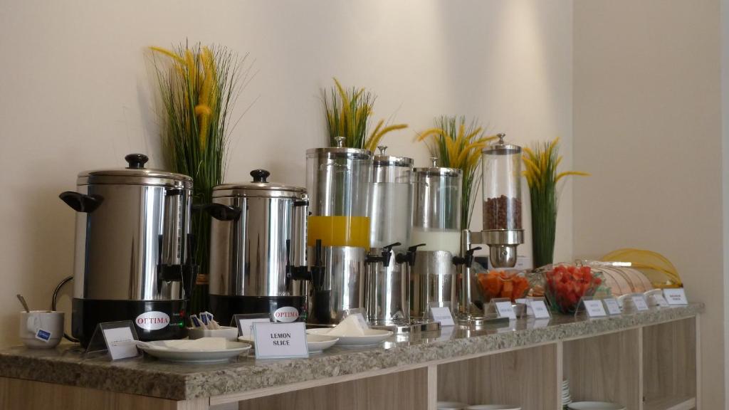 Příslušenství pro přípravu čaje a kávy v ubytování Hotel Terrace at Kuta