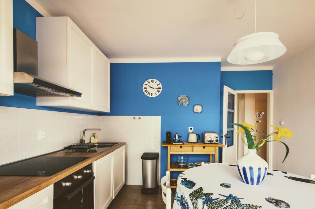 Kuchnia lub aneks kuchenny w obiekcie Apartment Axelle 50 METERS TO THE BEACH