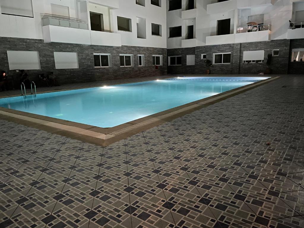 馬提的住宿－Samo appart，一座大型游泳池,位于一座铺有瓷砖地板的建筑内