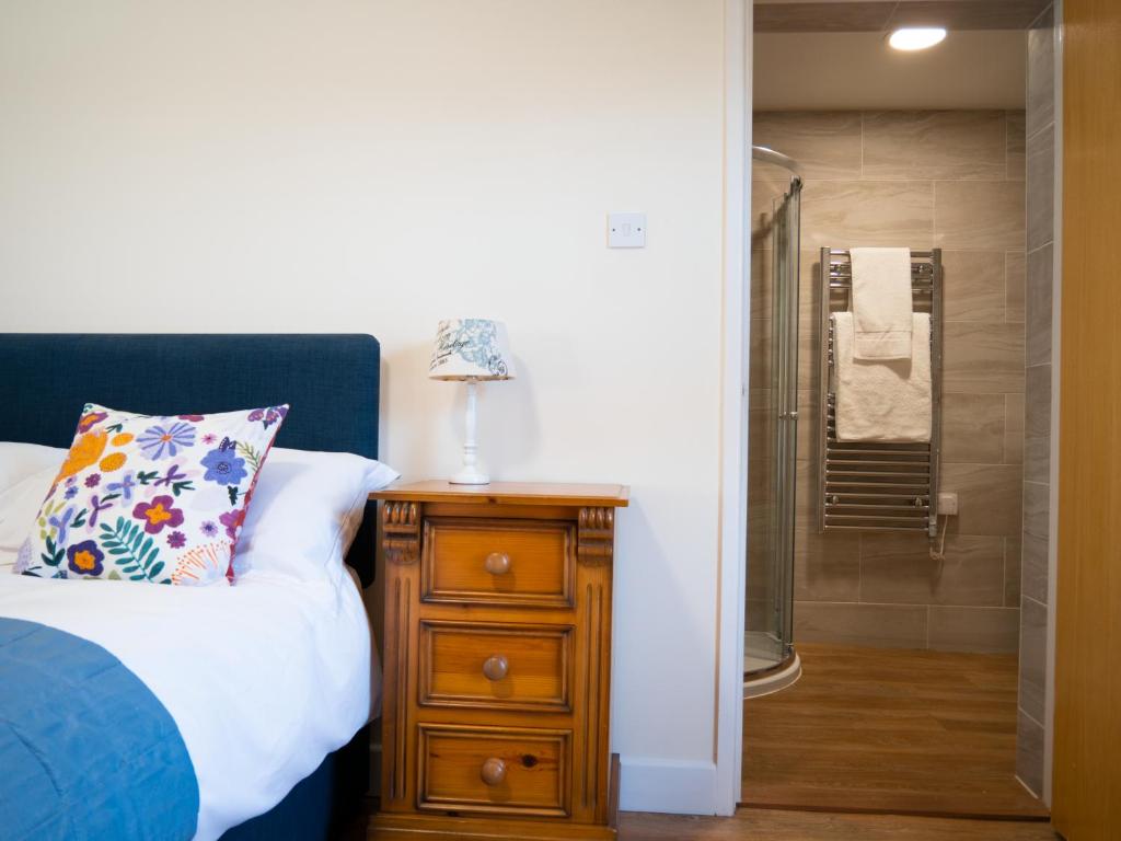 Postel nebo postele na pokoji v ubytování Ellingham Apartments, Bordeaux Harbour, Guernsey