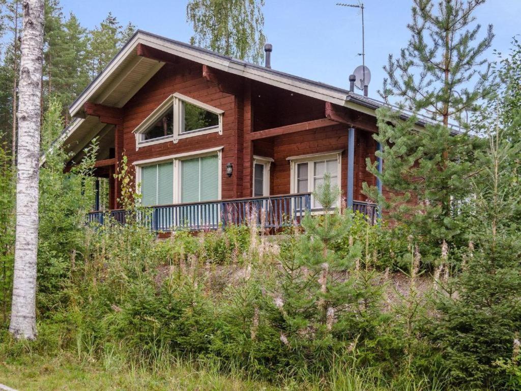 una cabaña de madera en el bosque con árboles en Holiday Home Amero purnu 5 en Kolinkylä