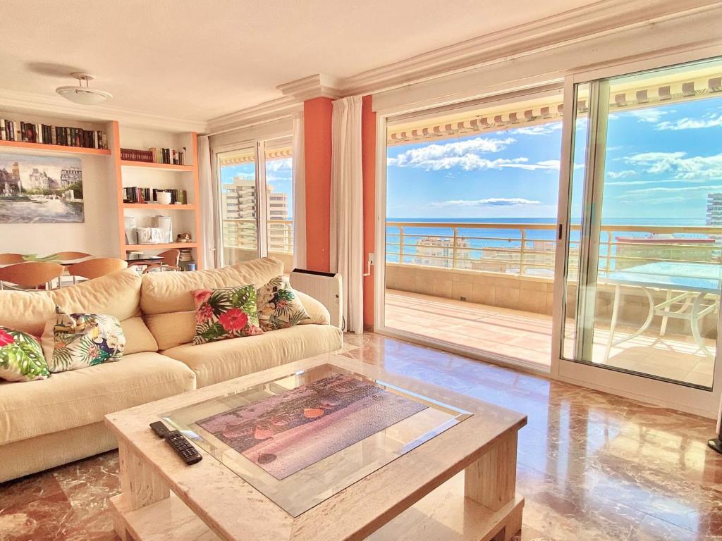salon z kanapą i widokiem na ocean w obiekcie Playa San Juan / Luxury Aparment w Alicante