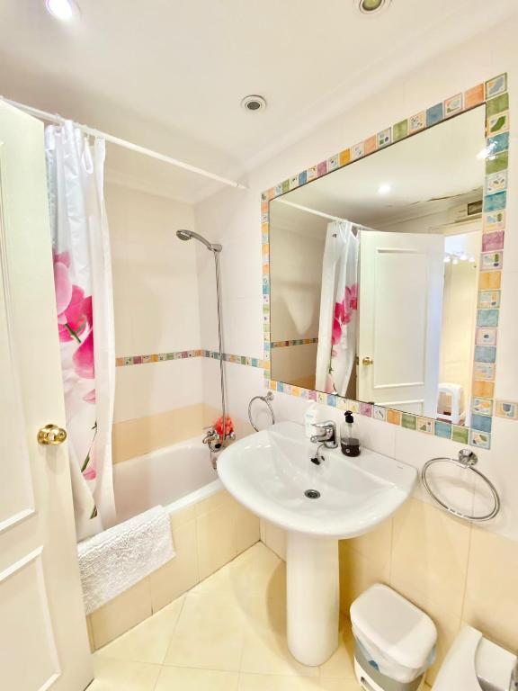 Koupelna v ubytování Playa San Juan / Luxury Aparment
