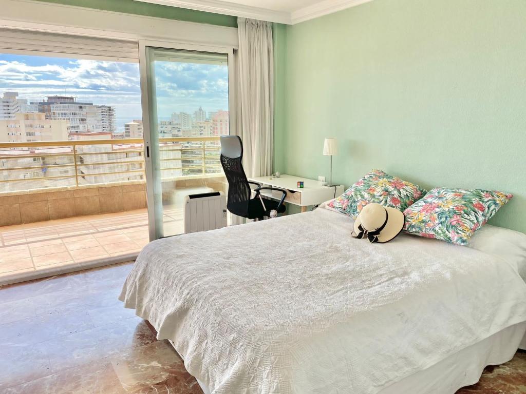 Postel nebo postele na pokoji v ubytování Playa San Juan / Luxury Aparment