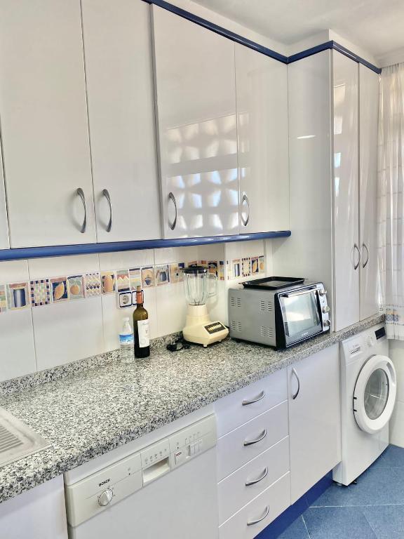 Kuchyň nebo kuchyňský kout v ubytování Playa San Juan / Luxury Aparment
