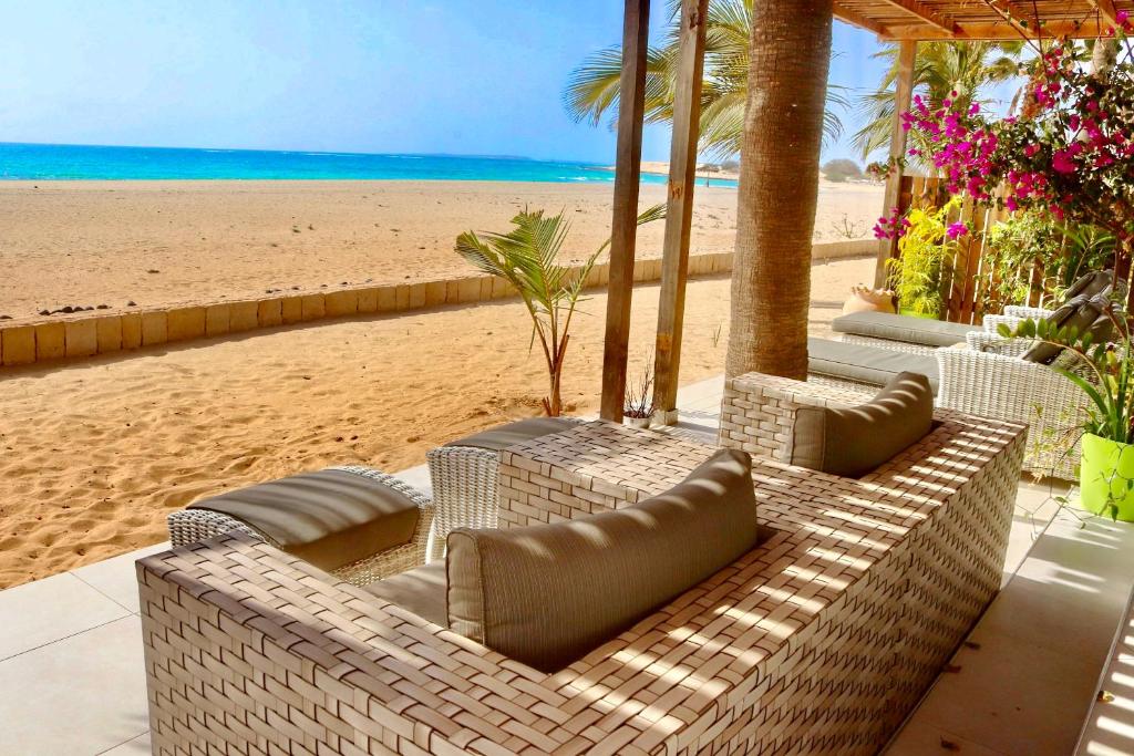 una playa con algunas sillas y una playa de arena en Villa Cristina Alojamento, Praia de Chaves, Boa Vista, Cape Verde, WI-FI en Sal Rei