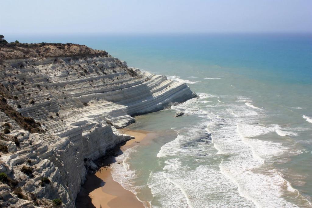 una vista aerea sull'oceano e su una costa rocciosa di Baia dei turchi locazione turistica a Realmonte