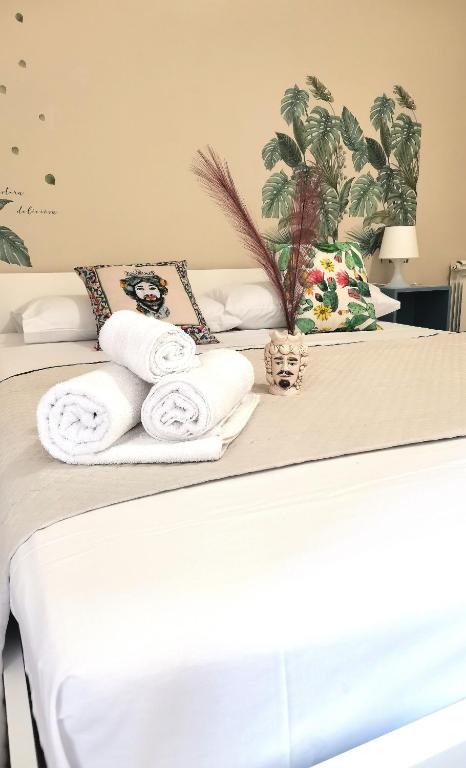 Postel nebo postele na pokoji v ubytování A due passi dal centro Sweet Rooms