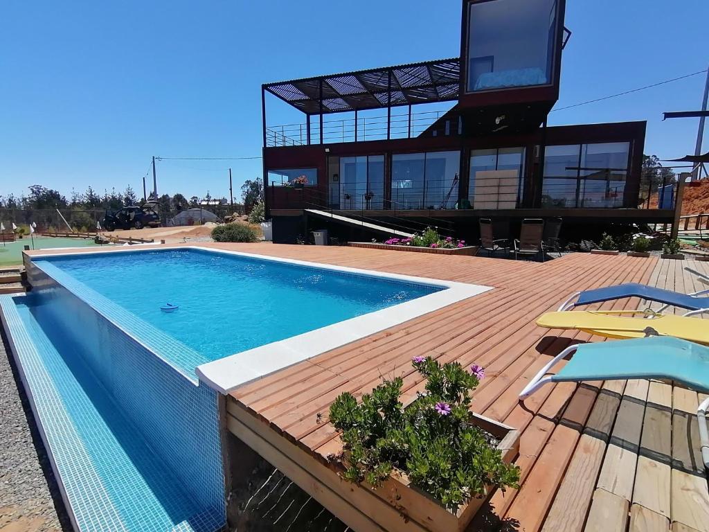 Casa con piscina y terraza de madera en Casa COSMOS golf., en Algarrobo