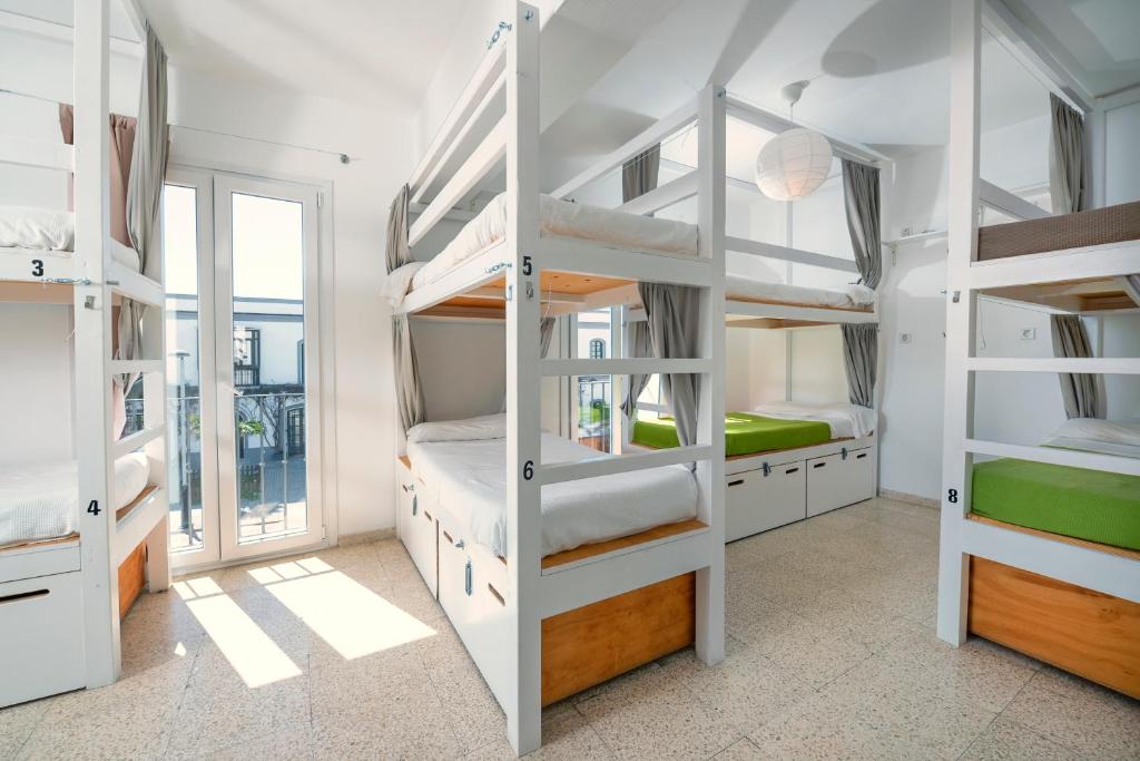 Postel nebo postele na pokoji v ubytování Tarifa Kite Hostel