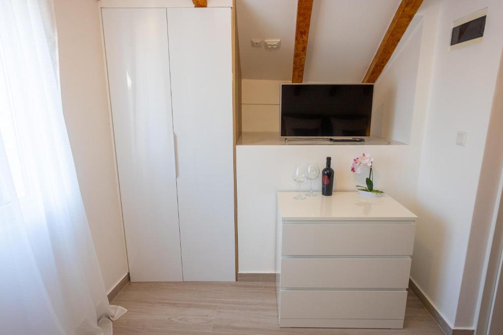 Televízia a/alebo spoločenská miestnosť v ubytovaní Stone House Iris