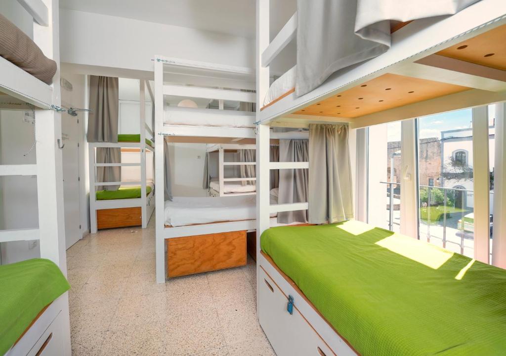 Postel nebo postele na pokoji v ubytování Tarifa Kite Hostel