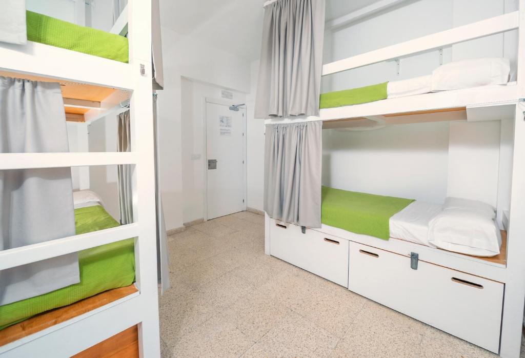 Postel nebo postele na pokoji v ubytování Tarifa Kite Hostel