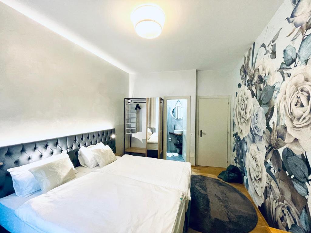 ロカルノにあるHotel Cittadellaのベッドルーム1室(壁画のある白い大型ベッド1台付)