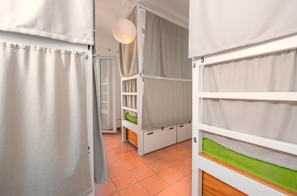 Postel nebo postele na pokoji v ubytování Tarifa Kite Hostel