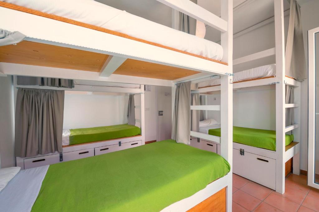 Postel nebo postele na pokoji v ubytování Tarifa Kite Hostel