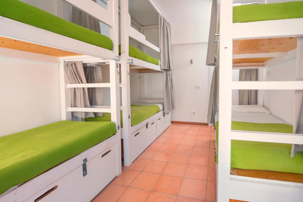 Postel nebo postele na pokoji v ubytování Tarifa Kite Hostel