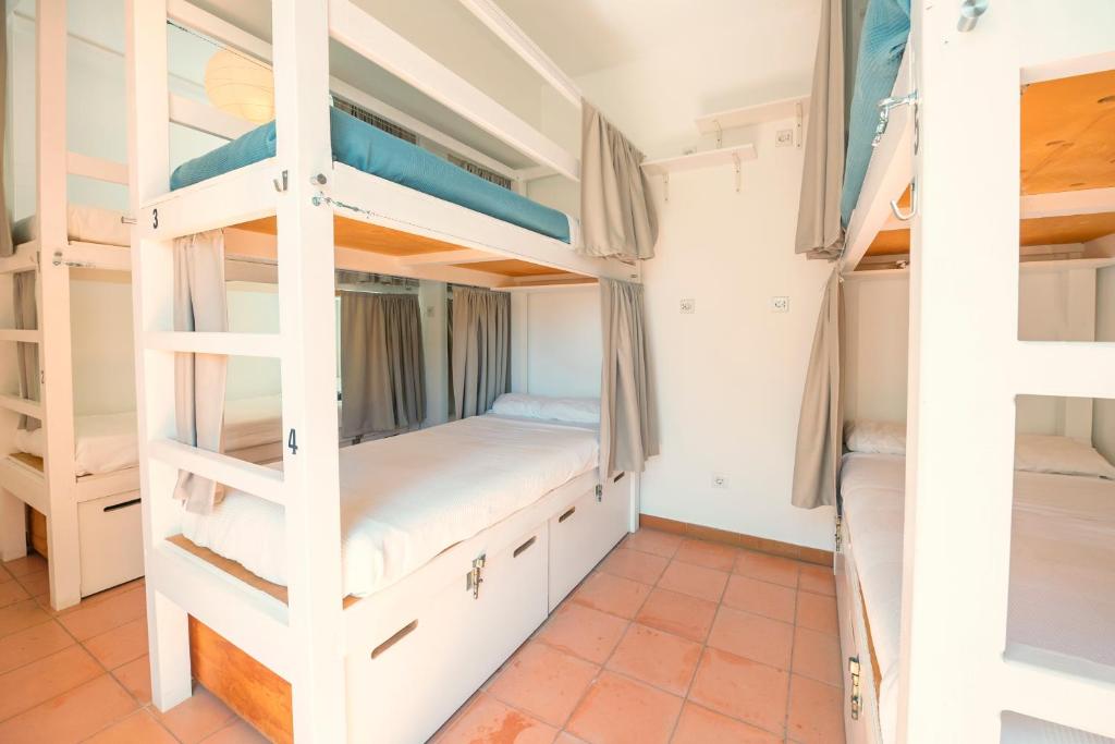 Postel nebo postele na pokoji v ubytování Tarifa Kite Hostel