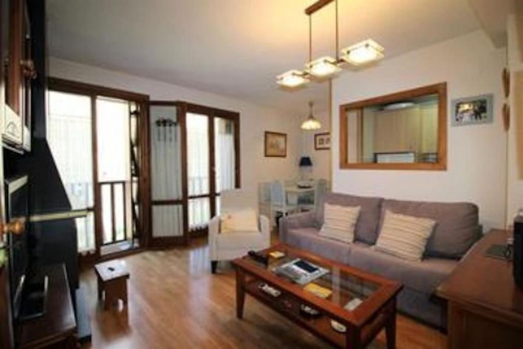 - un salon avec un canapé et une table basse dans l'établissement Casa Rincón de Broto, à Broto