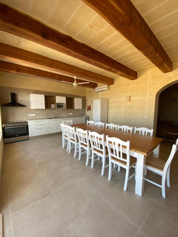 Kuchyň nebo kuchyňský kout v ubytování Ta' Giga Farmhouse