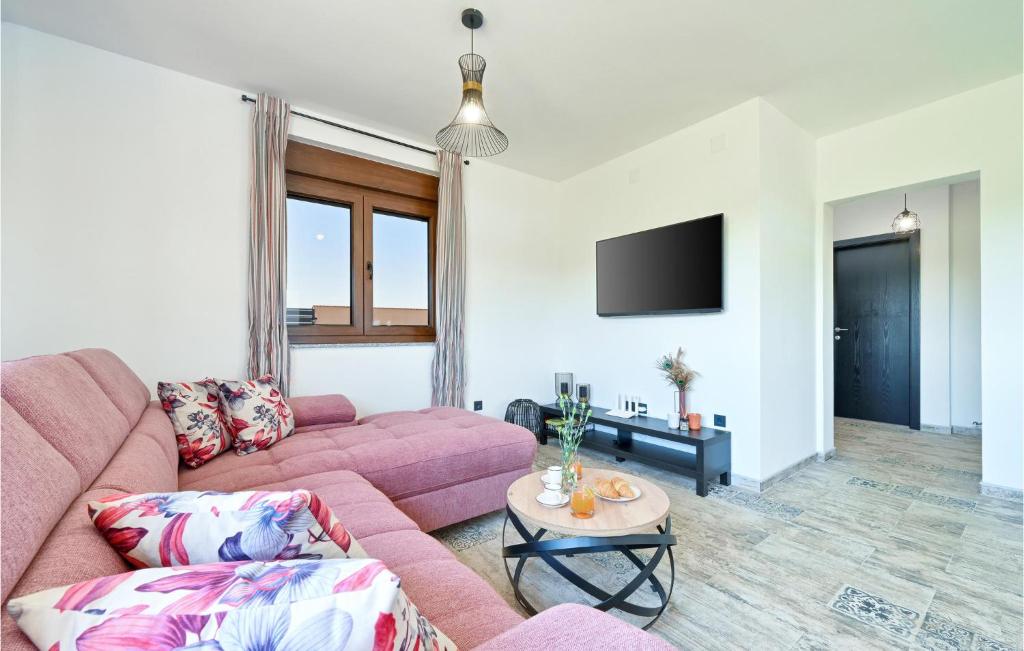 Stunning Home In Pitomaca With Wifi - Vakantiehuis Met Twee Slaapkamers