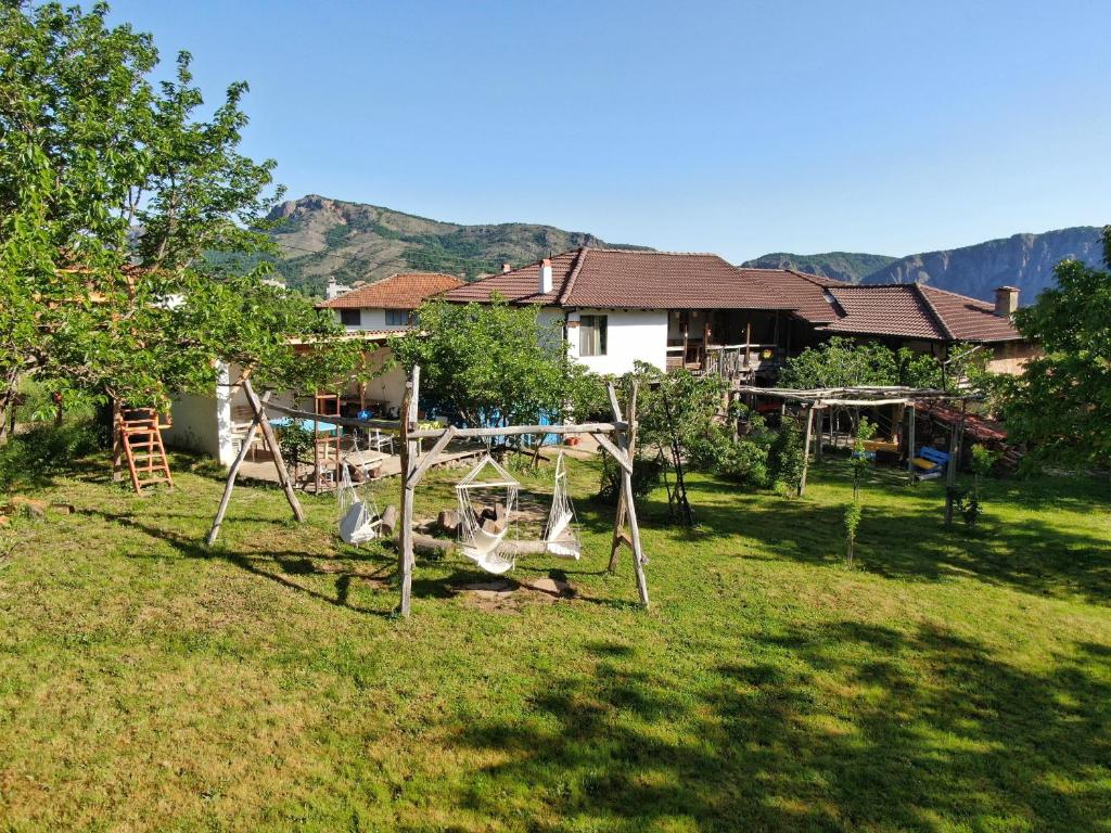 un parque infantil en el patio de una casa en The Old Nest en Madzharovo