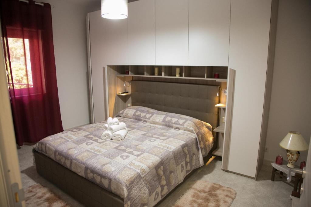 ein Schlafzimmer mit einem Bett mit einem Teddybär drauf in der Unterkunft Sweet House Taormina in Taormina
