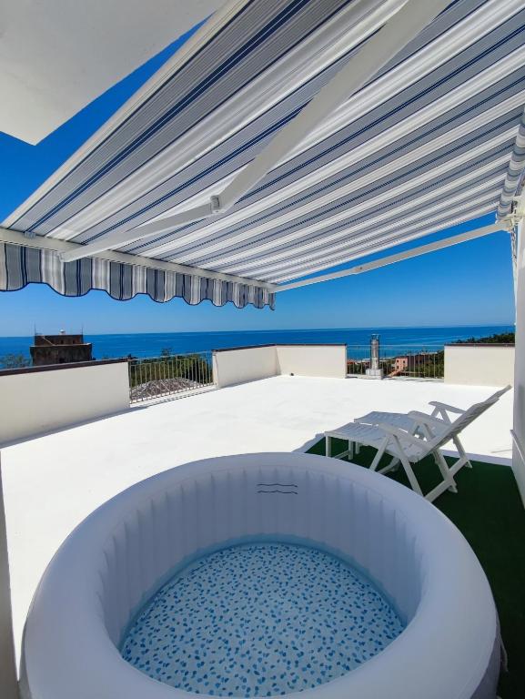 Bazén v ubytovaní Una Terrazza sul Mare The Lighthouse alebo v jeho blízkosti