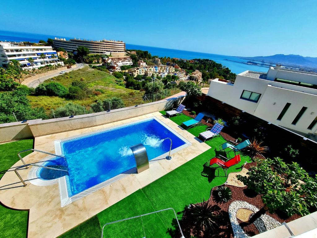 una vista aérea de una piscina en una casa en MIRADOR DEL CERRADO DE LUJO free parking en Málaga