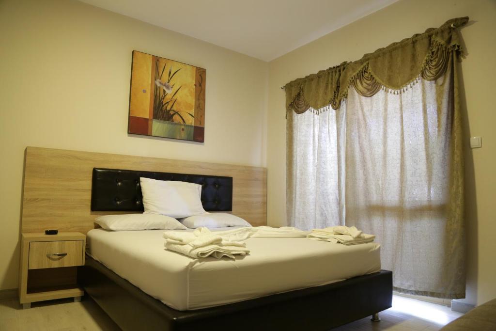 - une chambre avec un lit et une fenêtre dans l'établissement Murati inn, à Ulcinj