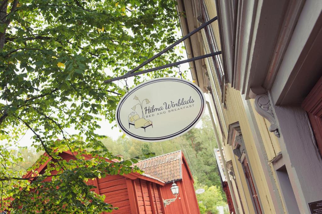 znak na boku budynku w obiekcie Hilma Winblads Bed & Breakfast w mieście Linköping