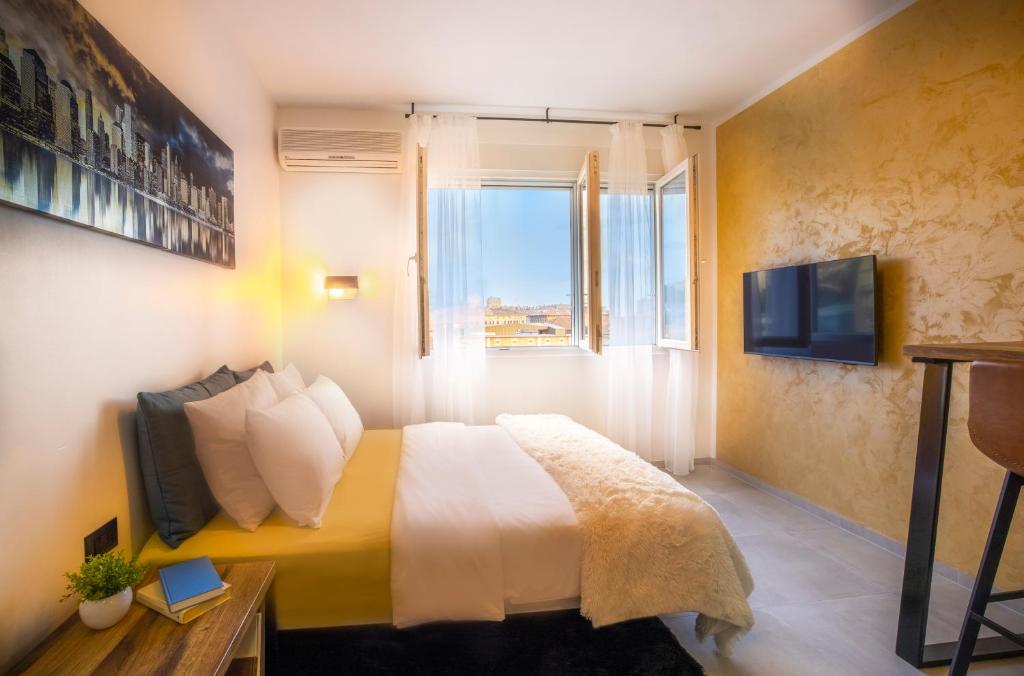 um quarto de hotel com uma cama e uma janela em Rivereto em Rijeka