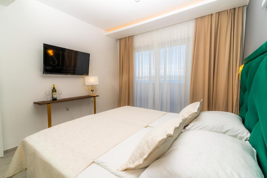 Postel nebo postele na pokoji v ubytování Heritage Hotel Stypia