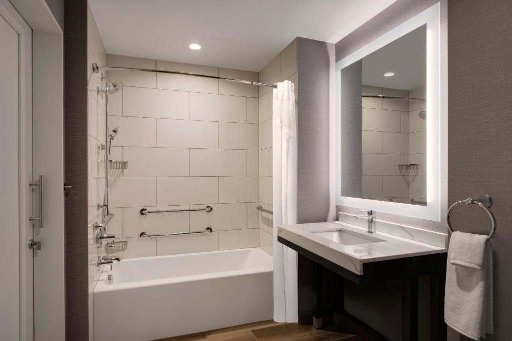 Hyatt House LAX Century Blvd - Den King Room With Accessible Tub
