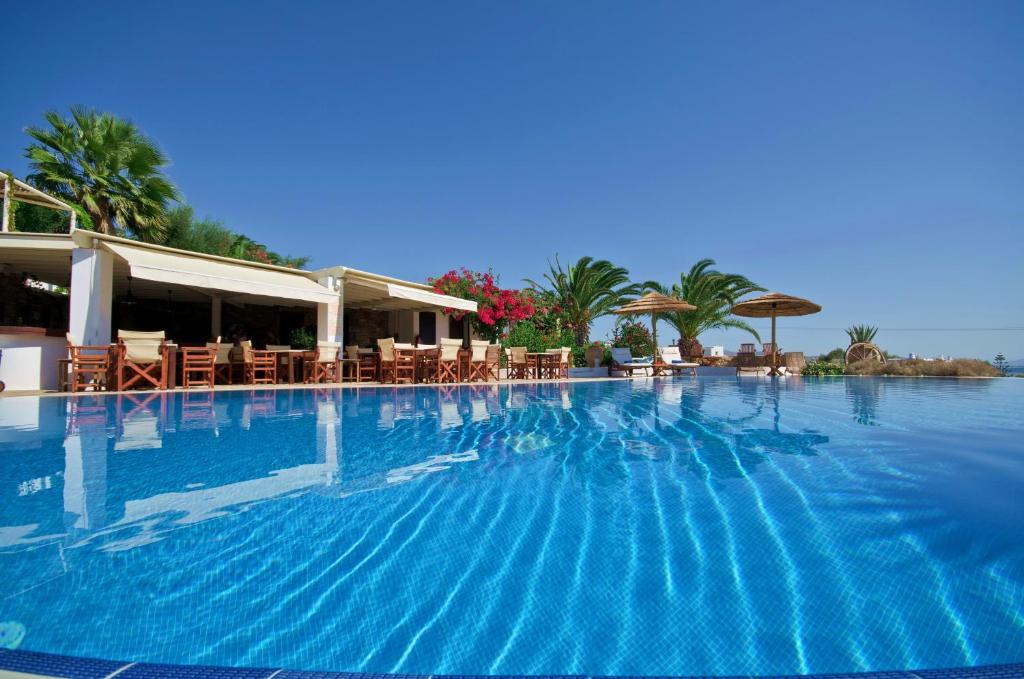 Bazén v ubytovaní Kavos Hotel Naxos alebo v jeho blízkosti