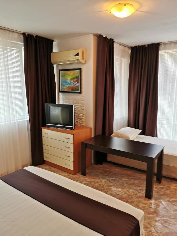 TV a/nebo společenská místnost v ubytování Jelezchevi Guest Rooms