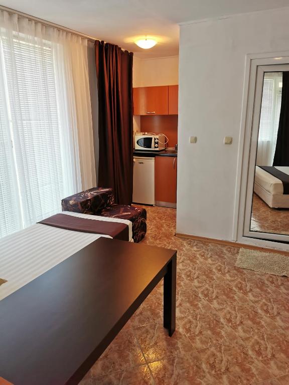 Kuchyň nebo kuchyňský kout v ubytování Jelezchevi Guest Rooms