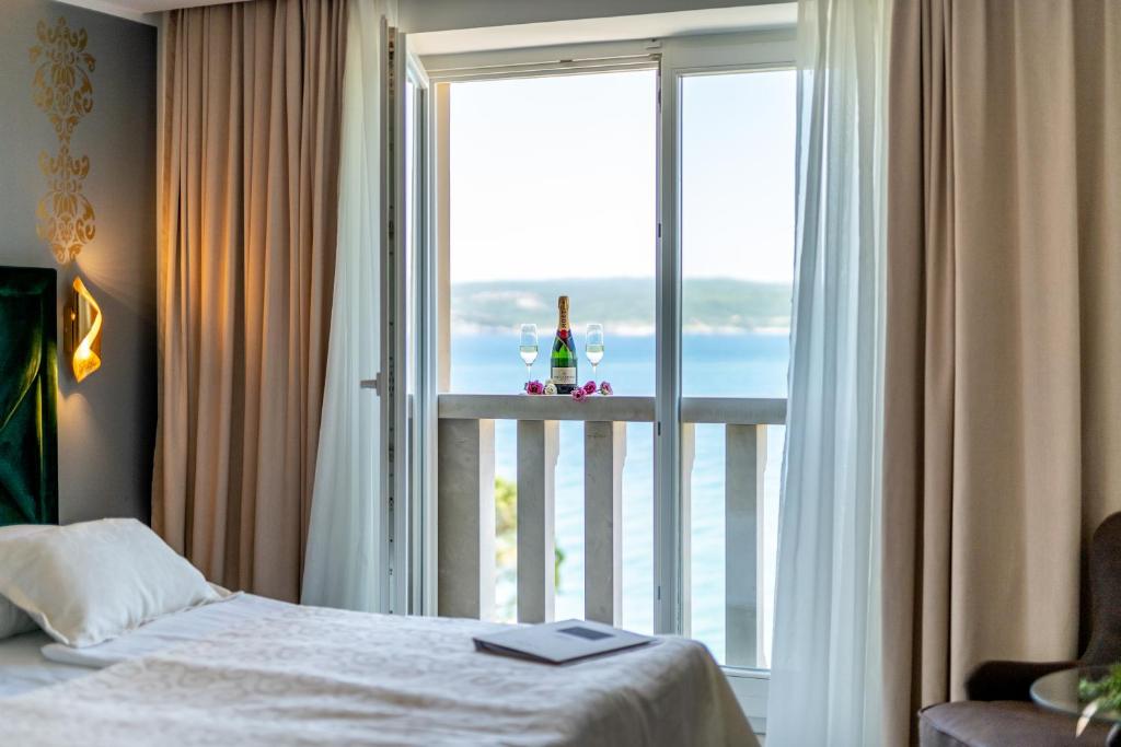 Postel nebo postele na pokoji v ubytování Heritage Hotel Stypia