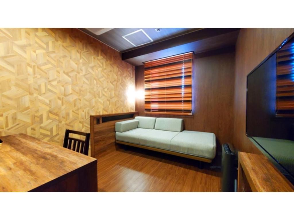 Tochigi的住宿－ｂｕｓｉｎｅｓｓ&ａｃｔｉｖｉｔｙ ｃｈａｎｖｒｅ - Vacation STAY 64313v，带沙发和平面电视的客厅