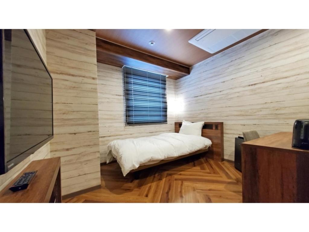 a bedroom with a bed and a window in it at ｂｕｓｉｎｅｓｓ&ａｃｔｉｖｉｔｙ ｃｈａｎｖｒｅ - Vacation STAY 64321v in Tochigi