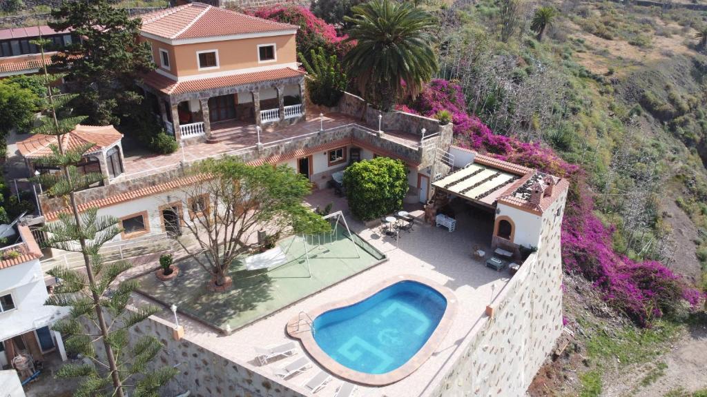 una vista aérea de una casa con piscina en FINCA RURAL CARDENGROS, en Tenoya