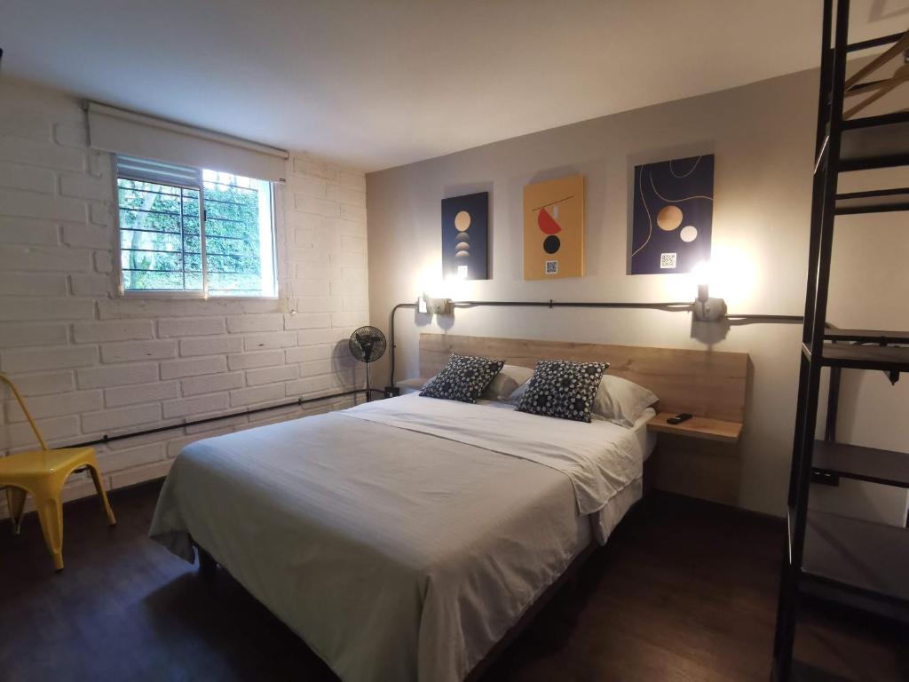 Ένα ή περισσότερα κρεβάτια σε δωμάτιο στο Apartamento en el Poblado, permite mascota FRN102 By Roots Rentals