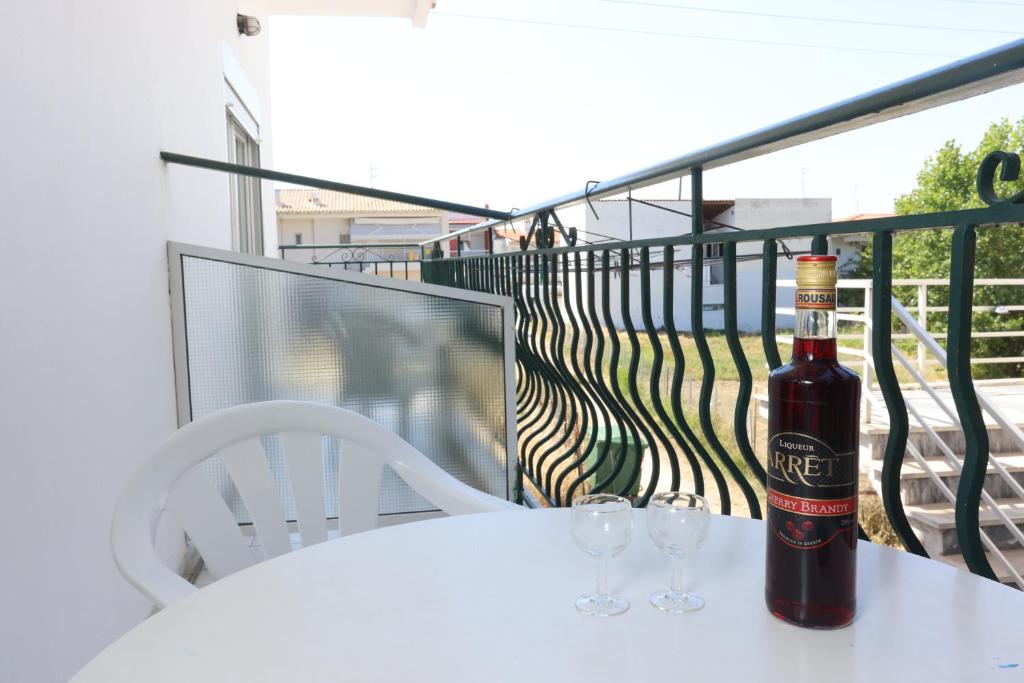A balcony or terrace at Spanos apartments Anna's lodge